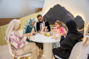 صغار "الشارقة الدولي للكتاب" ينسجون السجادة المغربية على الطريقة الأمازيغية 2 2 16