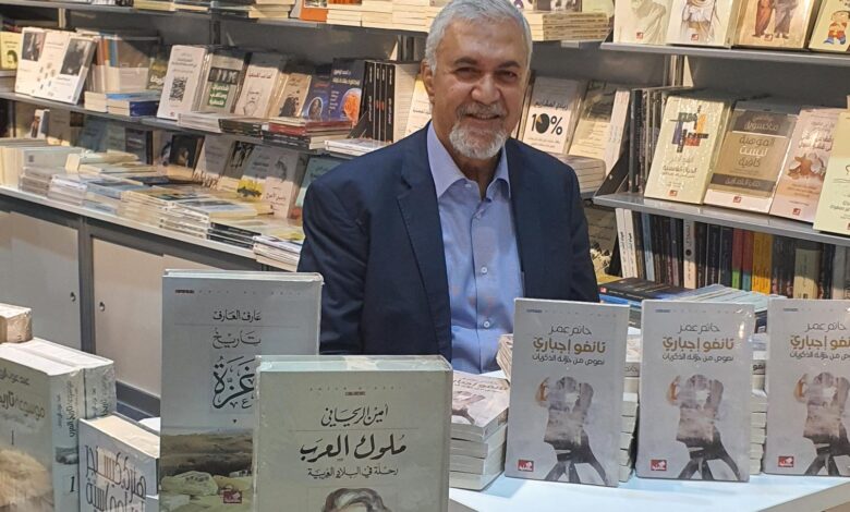 في ركن التوقيع بمعرض الشارقة الدولي للكتاب 2024 .. أدباء ومفكرين يهدون إصداراتهم الجديدة للجمهور 1 20241113 174639