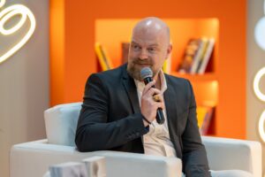 أدباء ونقاد في "الشارقة الدولي للكتاب" 2024 .. الشعر لغة خالدة والعالم يحتاج إلى مزيد من الشعراء 3 3 29