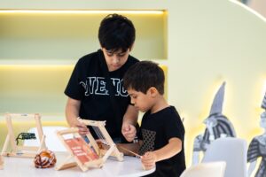 صغار "الشارقة الدولي للكتاب" ينسجون السجادة المغربية على الطريقة الأمازيغية 3 5 7