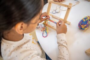 صغار "الشارقة الدولي للكتاب" ينسجون السجادة المغربية على الطريقة الأمازيغية 1 ايادى