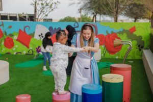 "بيت الحكمة" يُحوّل الشتاء إلى قصة خيالية مستوحاة من عالم "أليس في بلاد العجائب" 4 3 7