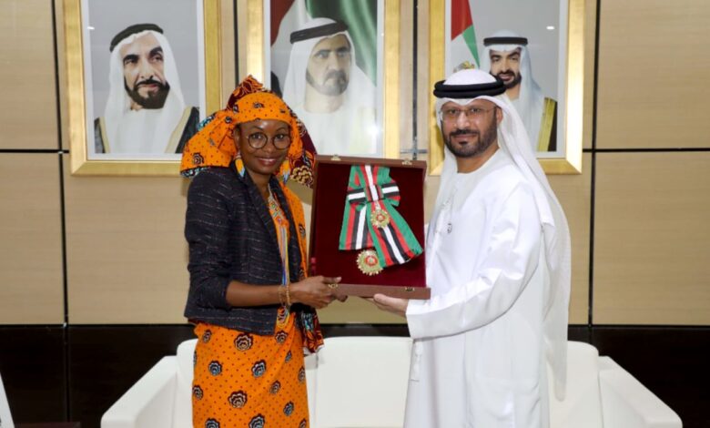 رئيس الدولة يمنح رئيسة رابطة النساء والشعوب الأصلية في تشاد "وسام زايد الثاني من الطبقة الأولى" 1 h5d0a20n1k81ou7pn