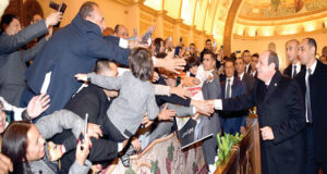 مصر بخير.. السيسى خلال كلمته فى الاحتفال بعيد الميلاد المجيد بكاتدرائية ميلاد المسيح بالعاصمة الإدارية: الظروف الصعبة ستمر بسلام.. ومصر دولة كبيرة جدا .. والقادم أفضل 3 2025 638718088049031343 903