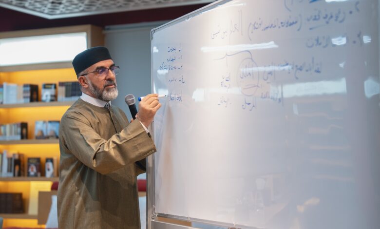 بالتّعاون مع "دائرة الموارد البشريّة" ومشاركة 13 مؤسّسة حكوميّة .. مجمع اللّغة العربيّة بالشّارقة يعزّز مهارات 25 موظّفًا بأساسيّات "المراسلات الإداريّة" 1 3 7