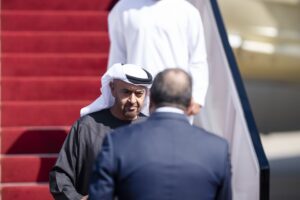 رئيس دولة الإمارات يصل القاهرة في زيارة أخوية.. والرئيس المصري في مقدمة مستقبليه 3 hp007k211k916impn