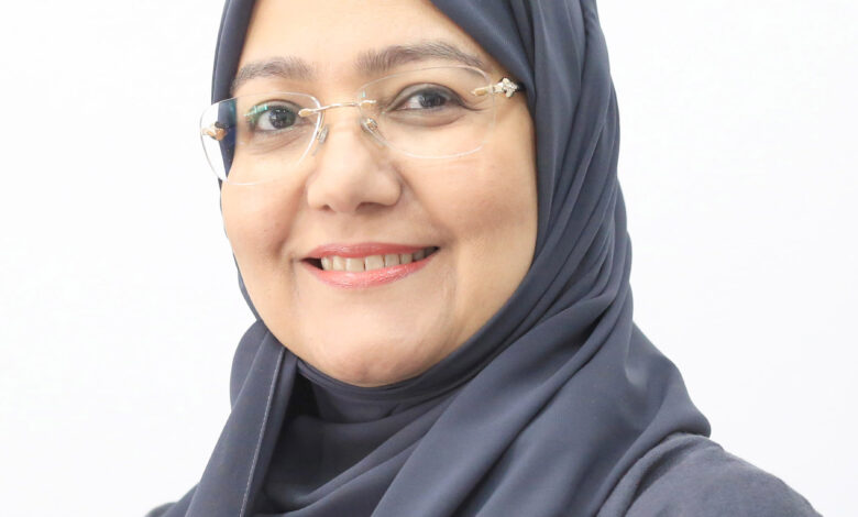 الاستاذة منى عبدالكريم اليافعي.6