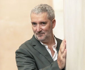 برنامج ثقافي يحتفي بالتراث اليوناني العريق والإبداع المعاصر في "معرض الشارقة الدولي للكتاب" 2025 5 2.Konstantinos Katsoularis