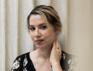 برنامج ثقافي يحتفي بالتراث اليوناني العريق والإبداع المعاصر في "معرض الشارقة الدولي للكتاب" 2025 2 5.Danae Siozou