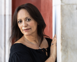 برنامج ثقافي يحتفي بالتراث اليوناني العريق والإبداع المعاصر في "معرض الشارقة الدولي للكتاب" 2025 3 6.Anastasia Venetoul