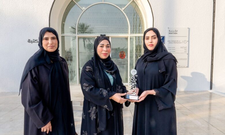 مكتبه تابعة لدائرة الثقافة والسياحة وجمعية الصحفيين الإماراتية تنظمان في مكتبة زايد المركزية بالعين ورشة بعنوان "مهارات توظيف الذكاء الاصطناعي في الإعلام – دراية وابتكار" 1 WhatsApp Image 2025 10 21 at 3.13.15 PM