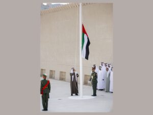 رئيس الدولة يرفع علم الإمارات بمشاركة مجموعة من الضباط المتقاعدين الذين أسهموا في مسيرة الوطن المباركة 4 0v508j7v1k90wqzpd