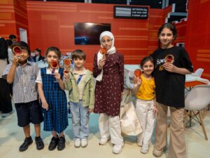 خلال ورشة تفاعلية بـ "الشارقة الدولي للكتاب" 2025 .. عدسات لاصقة من صنع الأطفال تكشف أسرارهم البريئة 2 2 47