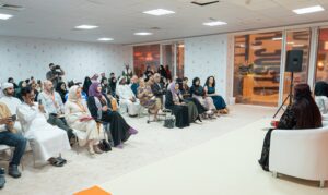 في أمسية شعرية نظمتها "كلمات" في "معرض الشارقة للكتاب"2025 .. أمل السهلاوي: الشعر مساحة لكسر المنطق والعبور نحو الذات 3 2 50