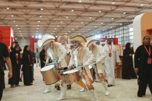 خلال عرض فني ..الطبول تأخذ جمهور الشارقة الدولي للكتاب إلى عالم الأساطير والخيال 2 2 6