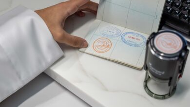 الشارقة تستقبل القادمين إلى المطار بختم يحمل شعار معرضها الدولي للكتاب 1 3 37