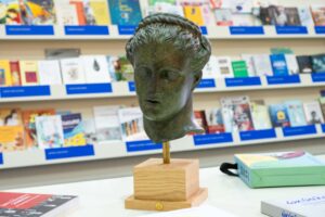 المترجمة والكاتبة اليونانية بيرسا كوموتسي: ارتبطت وجدانيًا بالأدب الإماراتي 2 3 42