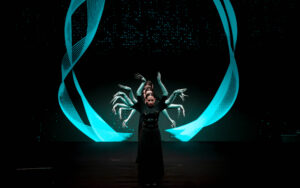 أبطال "إيطاليا غوت تالنت" يضيئون خشبة "الشارقة الدولي للكتاب" بأصداء الأذرع المتمايلة 3 3 50