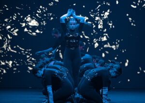 أبطال "إيطاليا غوت تالنت" يضيئون خشبة "الشارقة الدولي للكتاب" بأصداء الأذرع المتمايلة 2 4 42