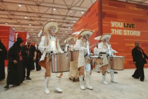 خلال عرض فني ..الطبول تأخذ جمهور الشارقة الدولي للكتاب إلى عالم الأساطير والخيال 4 4 5