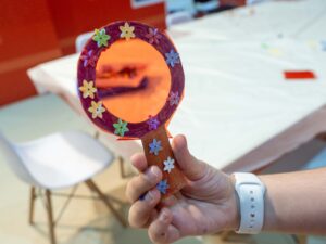 خلال ورشة تفاعلية بـ "الشارقة الدولي للكتاب" 2025 .. عدسات لاصقة من صنع الأطفال تكشف أسرارهم البريئة 4 5 24