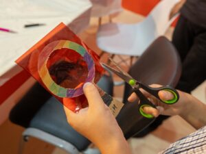 خلال ورشة تفاعلية بـ "الشارقة الدولي للكتاب" 2025 .. عدسات لاصقة من صنع الأطفال تكشف أسرارهم البريئة 3 6 14