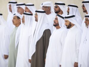 رئيس الدولة يرفع علم الإمارات بمشاركة مجموعة من الضباط المتقاعدين الذين أسهموا في مسيرة الوطن المباركة 3 aq808j7q1k90wqzpd