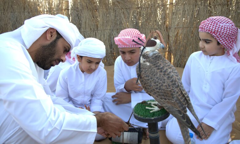 "مدرسة محمد بن زايد للصقارة وفراسة الصحراء" تعزز الوعي بالتراث لدى الناشئة 1 f32093jg1k919vqpn
