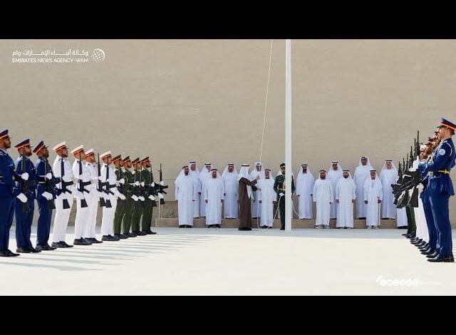 رئيس الدولة يرفع علم الإمارات بمشاركة مجموعة من الضباط المتقاعدين الذين أسهموا في مسيرة الوطن المباركة 1 jg308j1l1k916g6pd