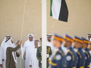 رئيس الدولة يرفع علم الإمارات بمشاركة مجموعة من الضباط المتقاعدين الذين أسهموا في مسيرة الوطن المباركة 2 o2908j7s1k90wqzpd