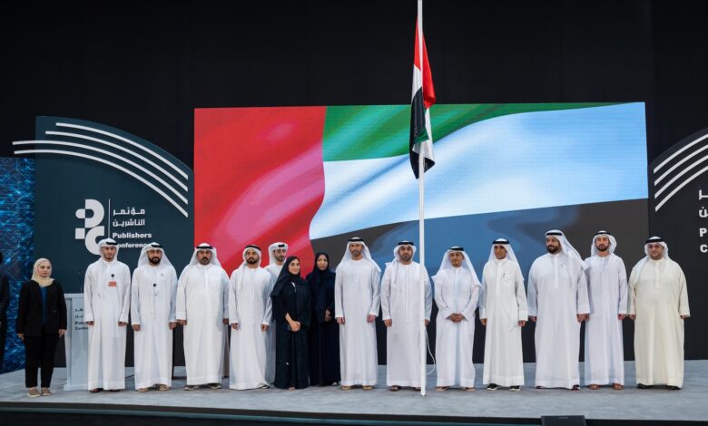 1300 ناشراً من 116 دولة يشهدون رفع العلم الإماراتي في الشارقة 1 العلم