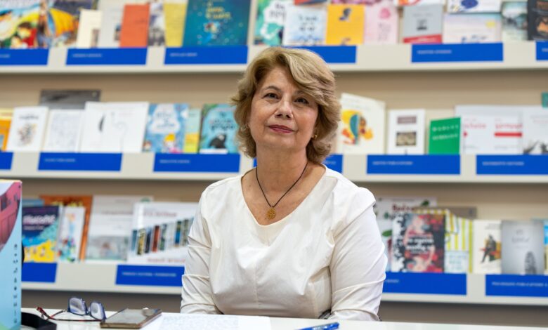 المترجمة والكاتبة اليونانية بيرسا كوموتسي: ارتبطت وجدانيًا بالأدب الإماراتي 1 الكاتبة اليونانية بيرسا كوموتسي