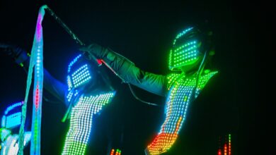 نظمت فرقة رقص تعمل بأضواء LED حفلاً للأطفال في فعاليات الدورة ال44 من معرض الشارقة الدولي للكتاب 2025 9 اللد