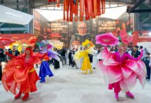 فرق فنية تحوّل أروقة «الشارقة الدولي للكتاب» إلى حديقة من الزهور المتحركة 6 حديقة الزهور