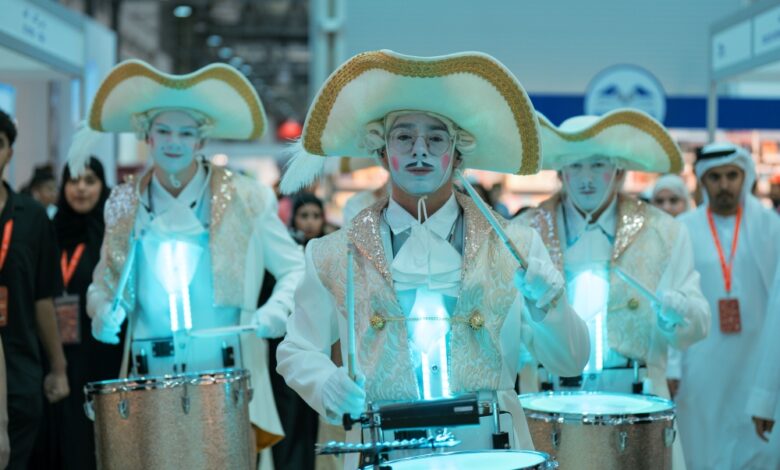 خلال عرض فني ..الطبول تأخذ جمهور الشارقة الدولي للكتاب إلى عالم الأساطير والخيال 1 طبول