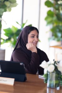 بدور القاسمي تترأس اجتماع مجلس أمناء "كلمات" وتضع خارطة توسّع العمل الإنساني والمعرفي لعام 2026 8 10