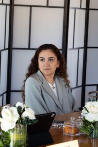 بدور القاسمي تترأس اجتماع مجلس أمناء "كلمات" وتضع خارطة توسّع العمل الإنساني والمعرفي لعام 2026 9 17