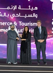 لقاء خريجي الجامعة الأميركية في الشارقة يجمع أكثر من 900 خريجًا في أمسية تحتفي بالتضامن والتمكين والأثر 10 11