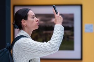 يحتفي بأثينا ضيف شرف .. "اكسبوجر 2026" ينطلق غداً في الجادة محتفياً بـ"عقد من السرد القصصي البصري" 3 2 9