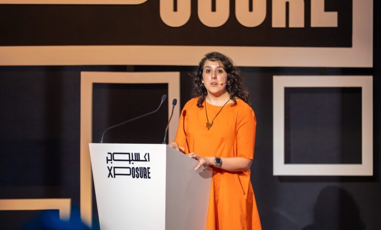 استعرضت تجربتها في معرض "نساء بلا أرض".. المصورة كيانا هايري لجمهور "اكسبوجر 2026": الروح الأفغانية تجد النور دائماً رغم العتمة 1 كيانا هاري