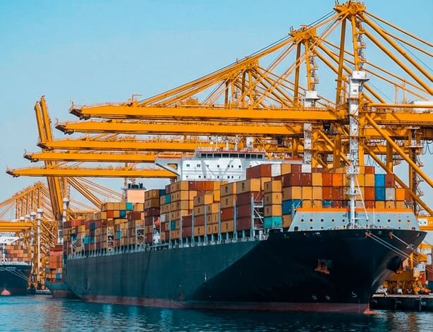 "الموانئ والجمارك" تعزز استمرارية تزويد السفن بالمؤن والوقود في موانئ دبي ومناطق الرسو التابعة لها 1 5ym02y2z1ka1e07pn